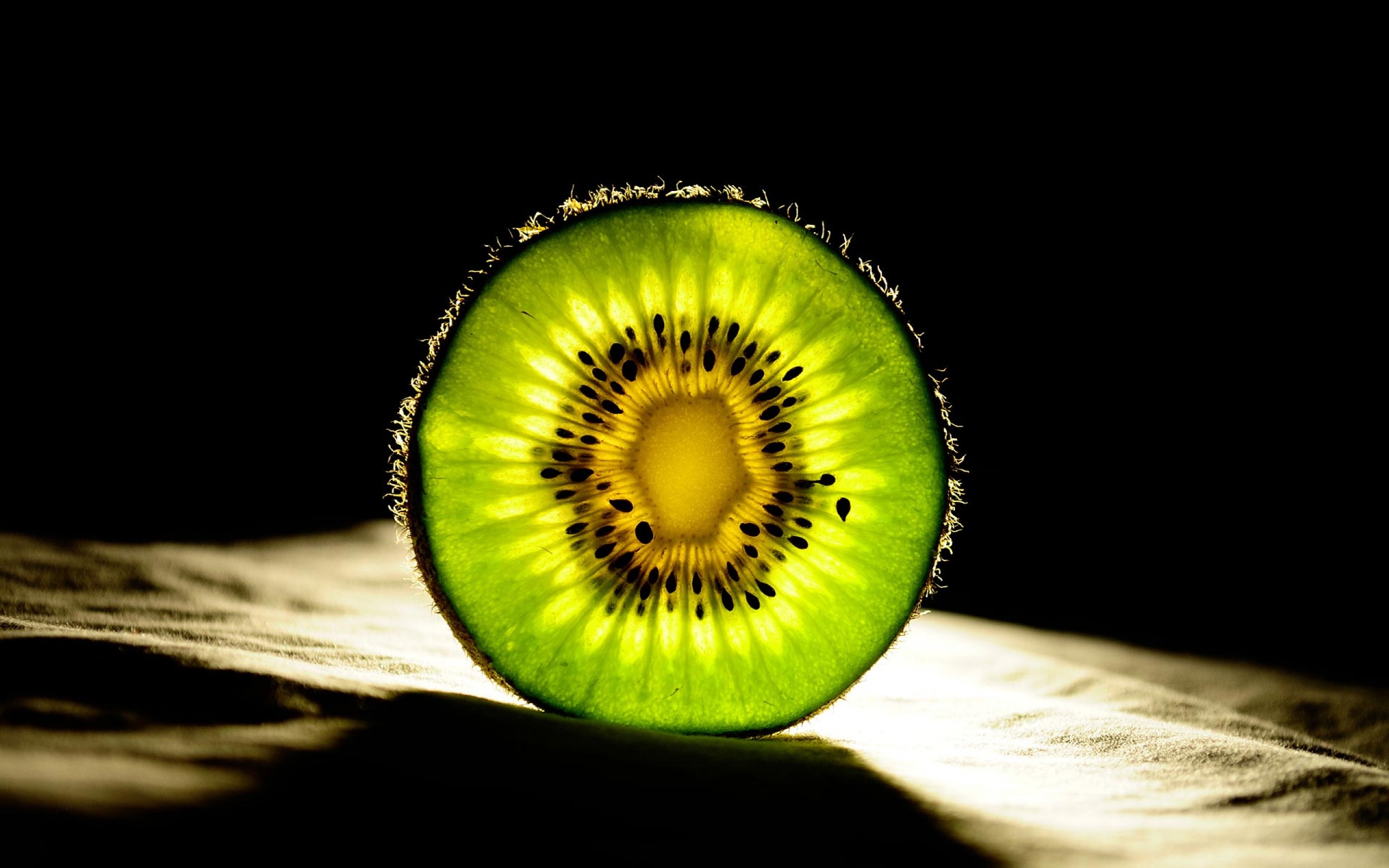 backlighting food items, backlit food photography, food photography lighting techniques, studio food photography tips tricks, food photography insight, studio food photography insight, kiwi dark backlight food photography