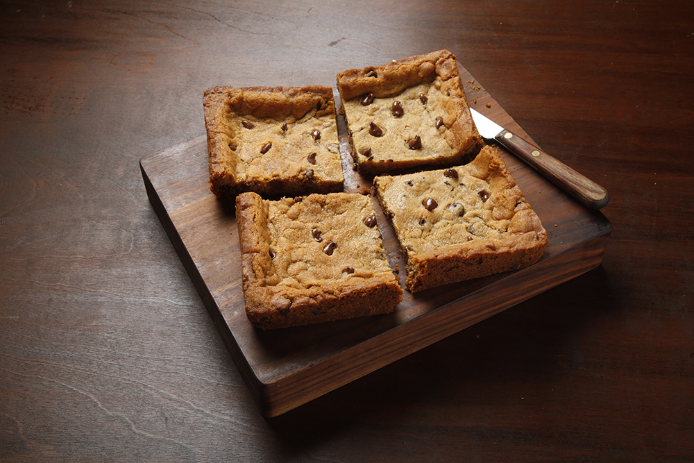 dark, but it’s filled in with the open, bright section from the other image. No fill card. food photography cross lighting technique, cross-lighting in food photography, david fisher, cookie, chocolate chip cookie, commercial food photography, advertising food photography, food photography on white,